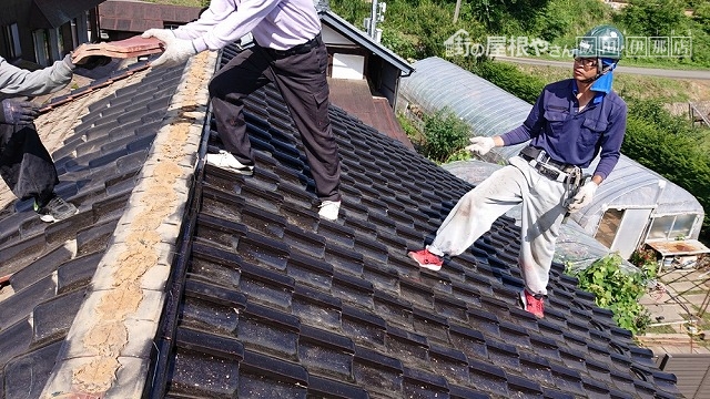 蔵の葺き替え開始です。瓦の撤去していきます