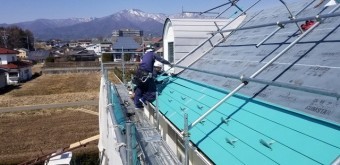 ガルバリウム鋼板横葺きを張っていきます