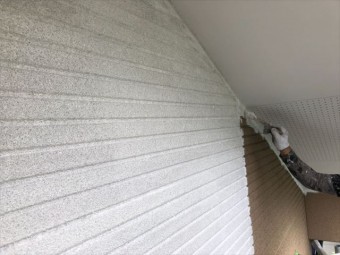 外壁塗装下塗り刷毛でしています。