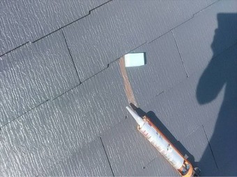 補修している屋根