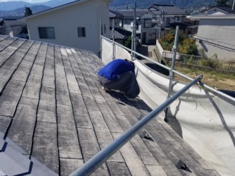 雪止めの下塗り塗装中です。