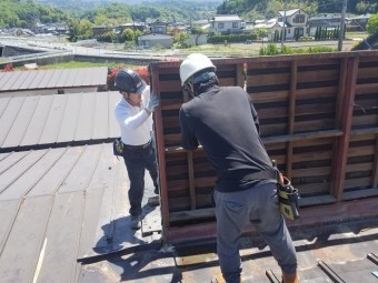 屋根上の外壁の撤去開始です。①