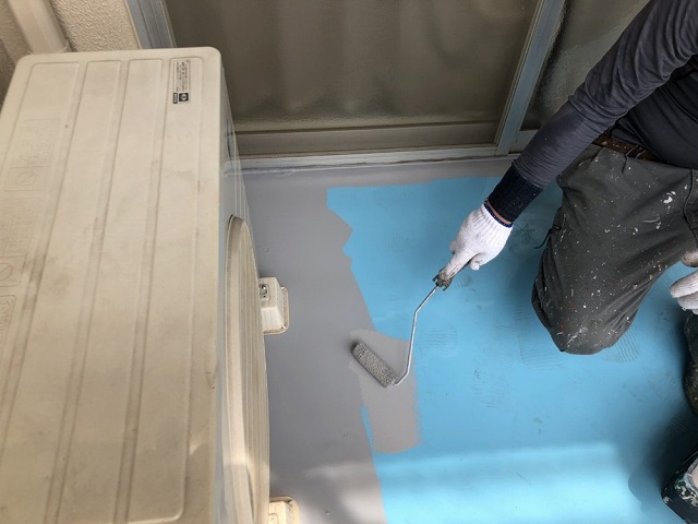 ウレタン防水トップコートの塗装開始です