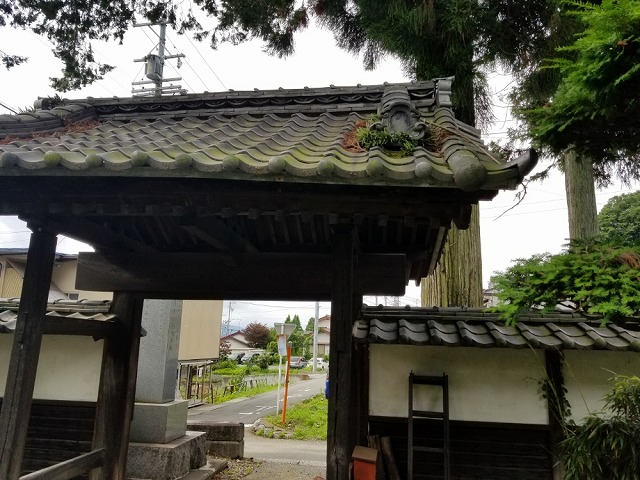 円福寺山門です　桁が折れてます
