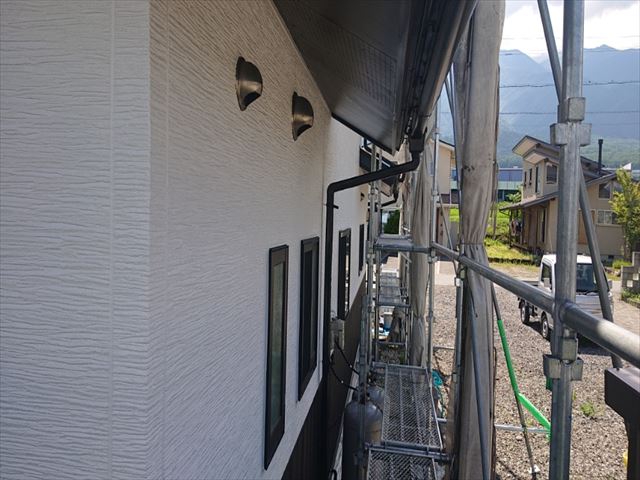 長野県駒ヶ根市外壁屋根塗装上塗り2