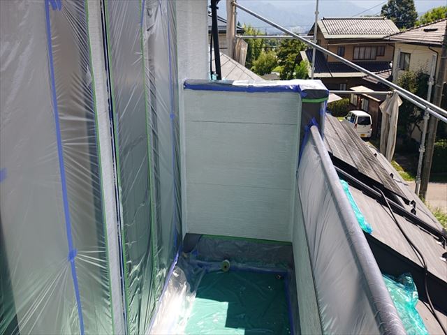 長野県駒ヶ根市外壁屋根塗装窓枠養生作業1
