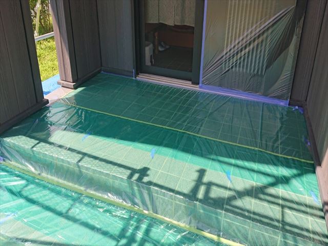 長野県駒ヶ根市外壁屋根塗装窓枠養生作業6