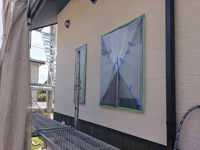 長野県駒ヶ根市外壁屋根塗装窓枠養生作業9