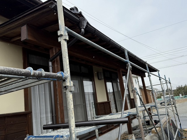 飯田市で一部屋根の葺き替え。雨樋交換工事と同時に既存屋根を撤去
