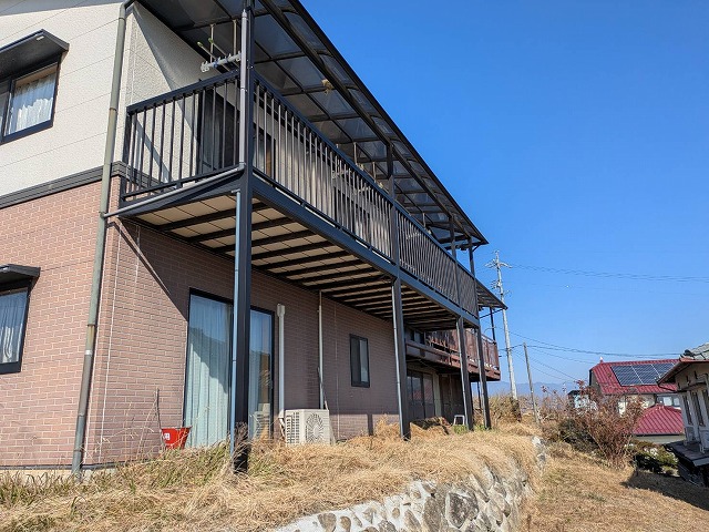 下伊那郡高森町の住宅で現場調査、サイディング外壁の著しい色あせやコーキング切れなど