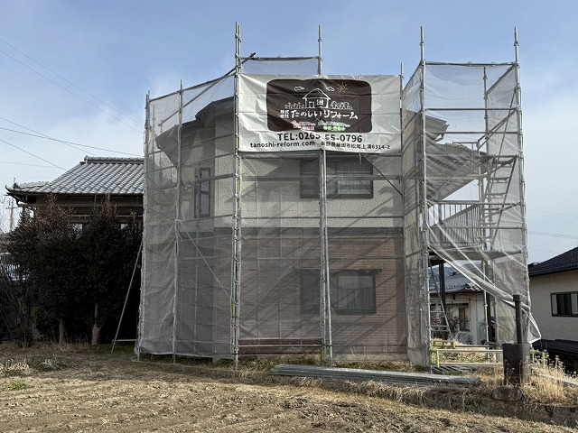 下伊那郡高森町にて実施するコーキング打ち替えや外壁塗装のための足場組み立て工程