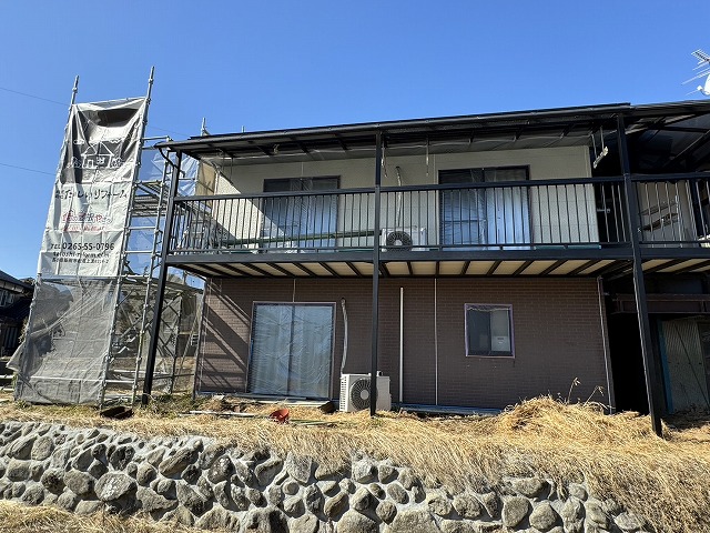 下伊那郡高森町の劣化が進んだ住宅外壁の塗り替え、塗装工程前に行った養生作業