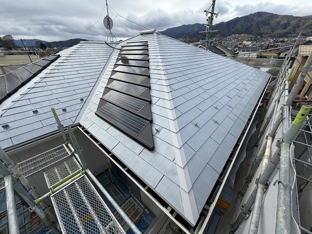飯田市の屋根塗装工事、棟板金や雪止め金具などへのサビ止めやスレート屋根への下塗り