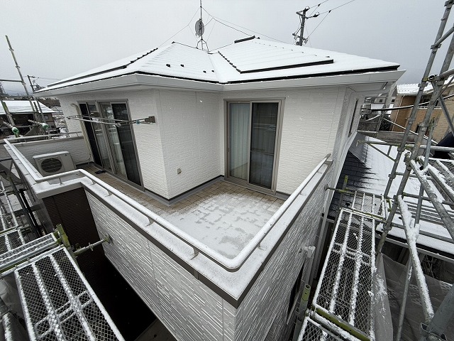飯田市の住宅で行ってきた外壁塗装工事が完成、お引渡し前の養生剥がしや足場解体など
