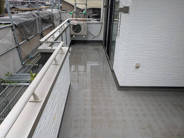 飯田市で行うベランダ防水工事の前に汚れや苔などが付着していたベランダの清掃から