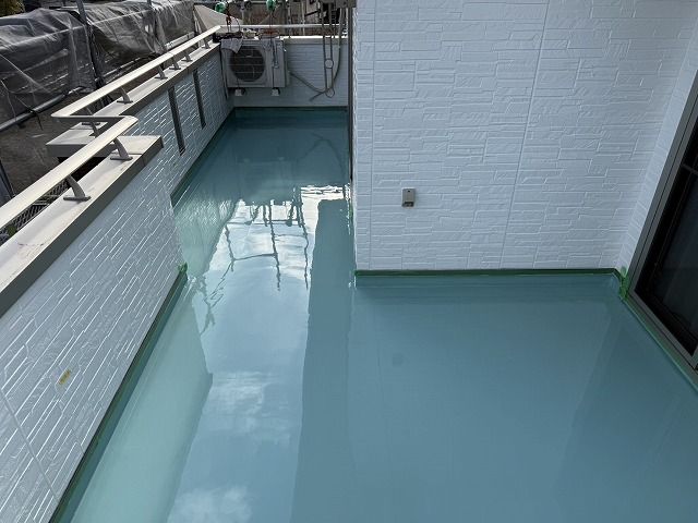 飯田市で既存ベランダシート防水の上にウレタン塗膜防水工事、防水材1層目の塗布