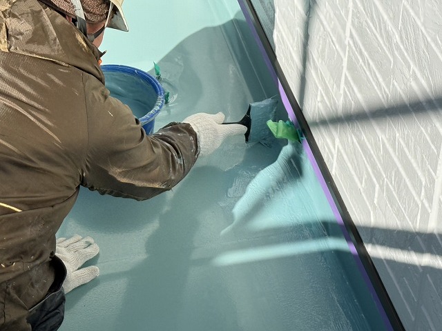 ウレタン塗膜防水工事で立ち上がり部への2層目塗布