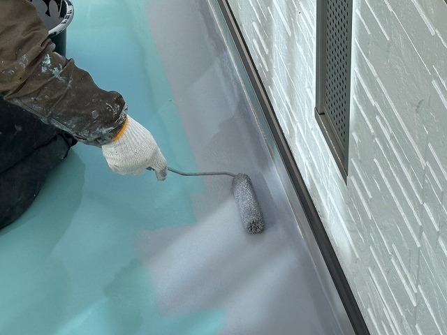 飯田市のウレタン防水工事、紫外線や風雨から防水層を保護するトップコートの塗布