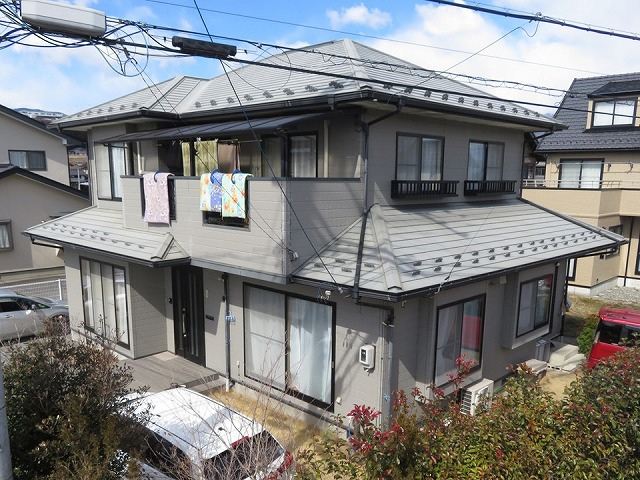 飯田市で屋根の無料点検、金属屋根の激しい色あせや塗膜剝がれ、釘浮きなどを確認