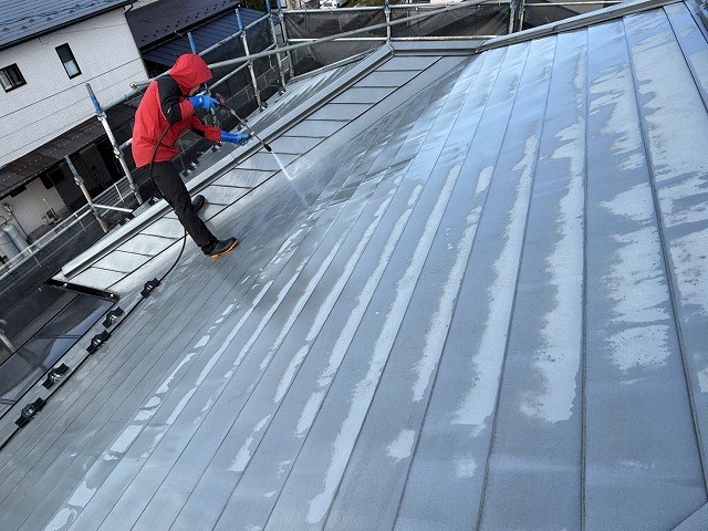 金属屋根塗装工事の高圧洗浄工程