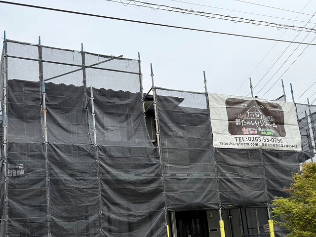 飯田市の激しく色あせた金属屋根への塗装工事、棟板金の釘の打ち込みやダメ込みなど