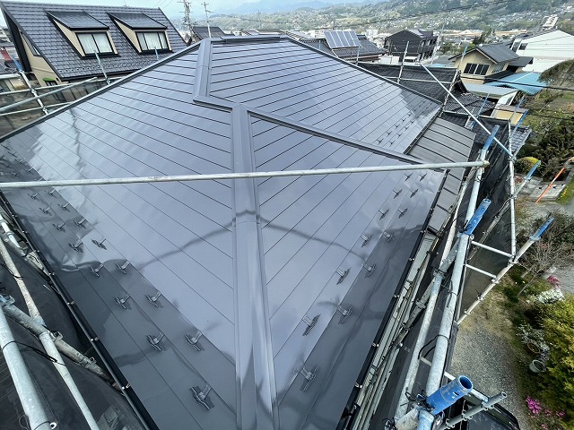 飯田市でシーラーレス塗料「シャネツトップワンSi-JY」を用いた金属屋根への塗装工事