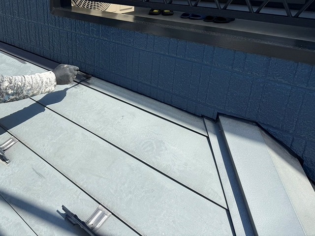 飯田市にて住宅下屋根への塗装工事、ダメ込みや遮熱塗料による重ね塗りの様子