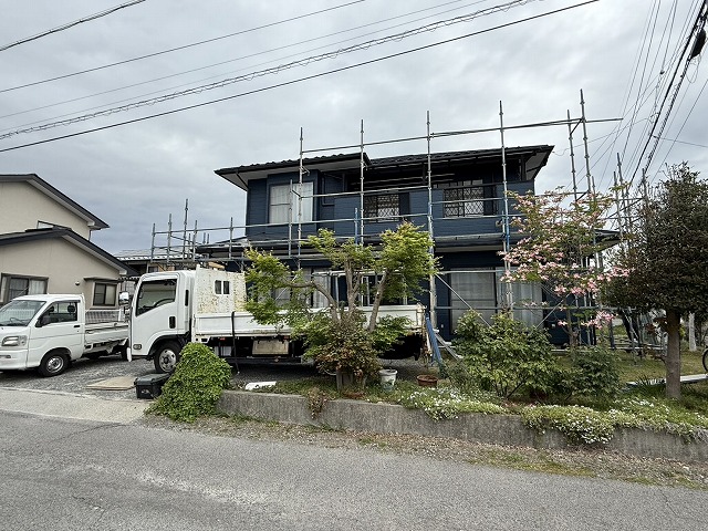 金属屋根塗装工事が完成した後の足場解体の様子