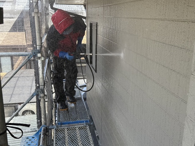 飯田市で外壁サイディングのダメージが目立つ住宅の外壁塗装、足場設置と高圧洗浄