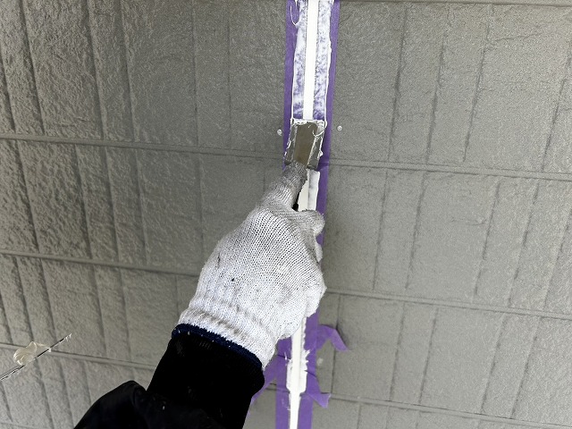 飯田市にてひび割れや剥離など著しいダメージを負っていた外壁コーキングの打ち替え
