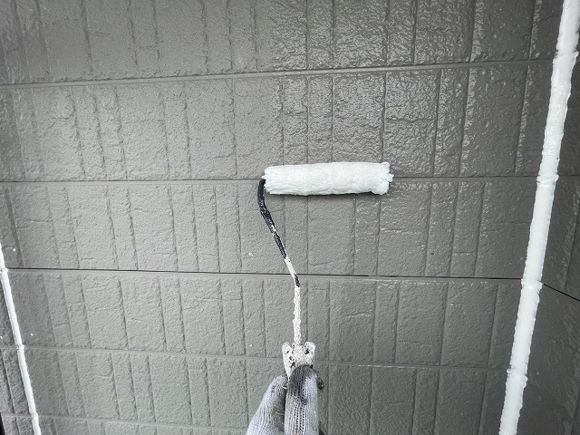 飯田市の住宅建物の外観を整えるサイディング外壁塗装リフォームのシーラー下塗り