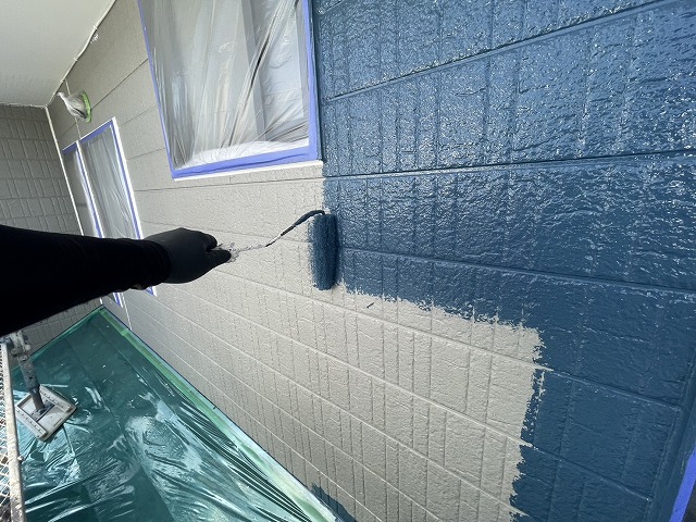 飯田市で仕上がりの美しさと耐久性を支える外壁塗装リフォームの中塗り工程