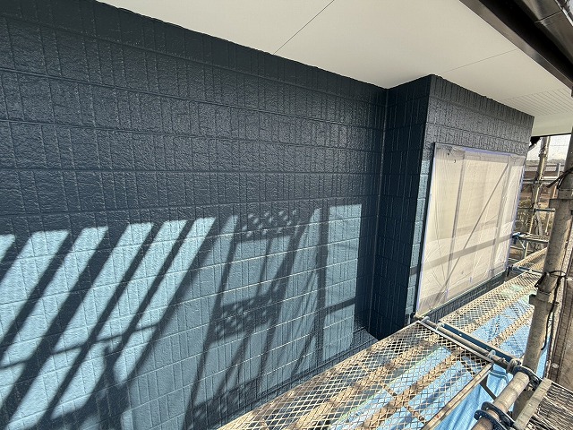 飯田市にて外観の美しさと保護性能を決定付ける外壁塗装リフォームの上塗り工程