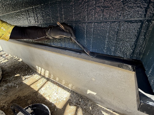 住宅外壁塗装工事基礎水切りに対するハケ塗装の様子