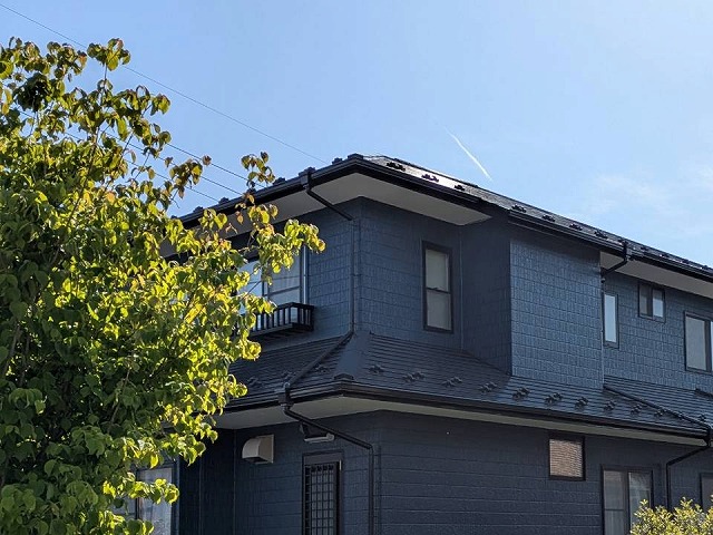 飯田市の劣化が目立っていた住宅で外観のイメージチェンジを実現した塗装工事が完成