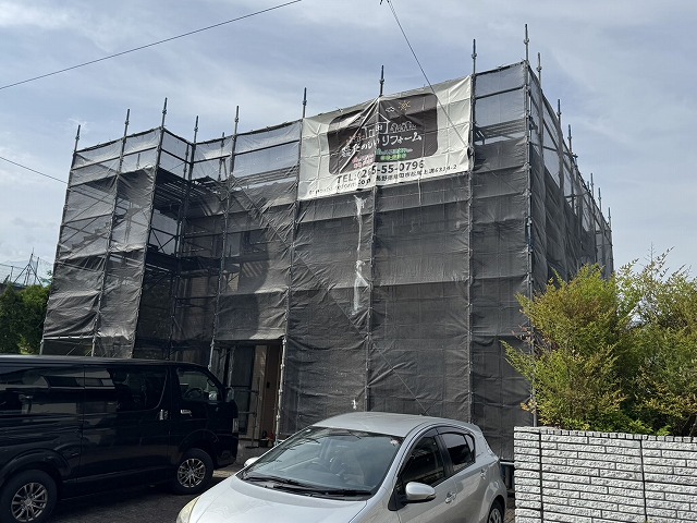 飯田市の金属屋根のお宅にて屋根塗装工事前の足場とメッシュシートの設置