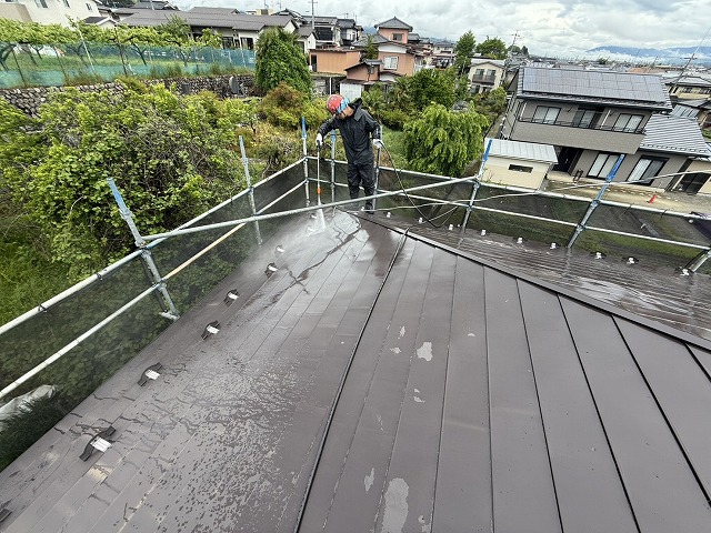 飯田市で金属屋根の劣化した塗膜やチョーキング、サビなどを落とす高圧洗浄作業