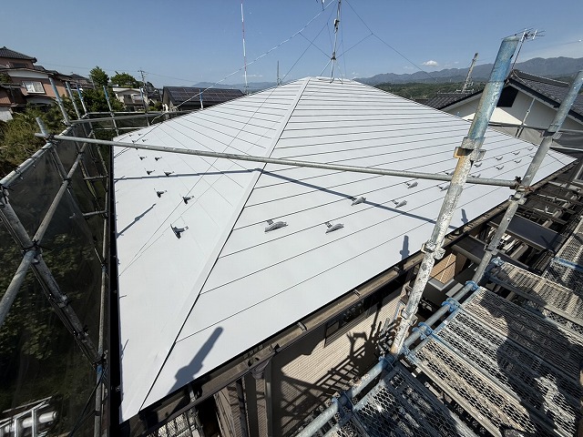 飯田市で色あせが目立つ金属屋根へサビ止め塗料「サーモテックメタルプライマー」を用いて下塗り