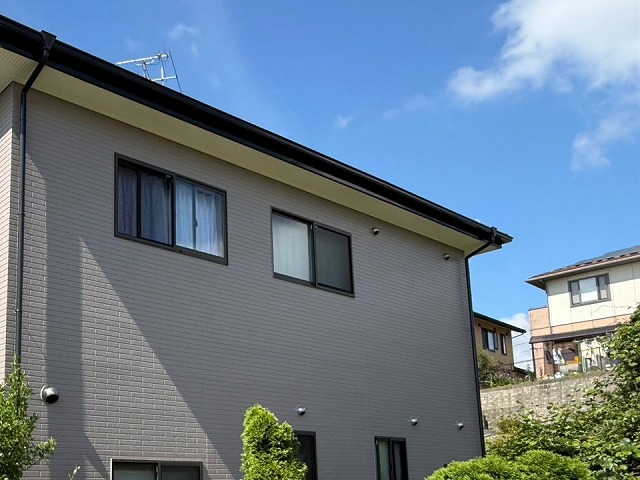 飯田市で色あせや塗膜剥がれが目立っていた金属屋根への塗装工事の完成出来栄え