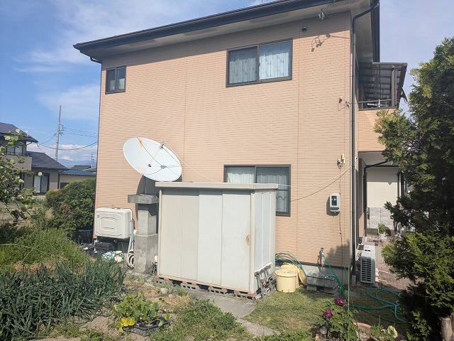 サイディング外壁塗装工事の障害となる倉庫や衛星アンテナを移動させる前の状況