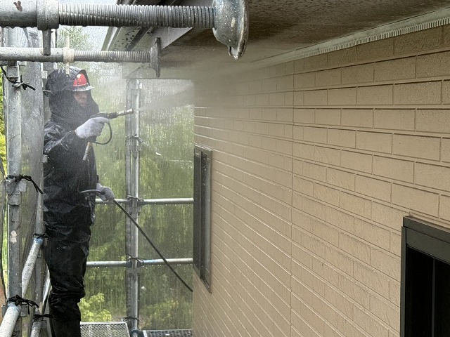 飯田市にて外壁塗装工事の付着性を確保して完成品質の向上を図る高圧洗浄工程