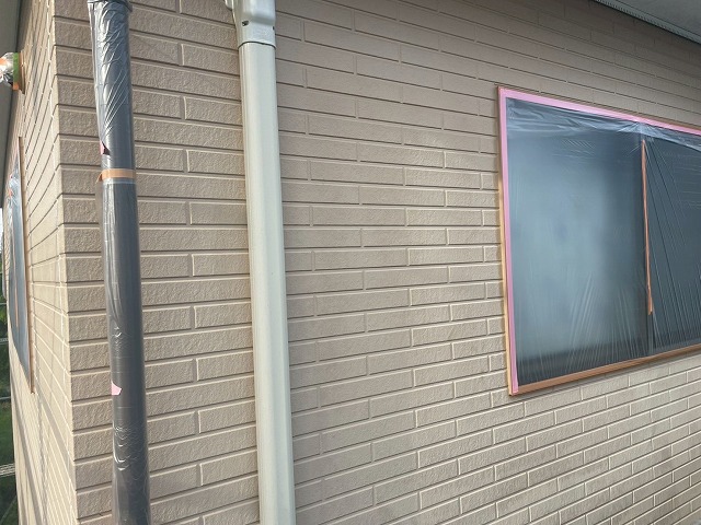 飯田市にて高い浸透性で劣化した下地を強化するエポパワーシーラーによる外壁塗装下塗り