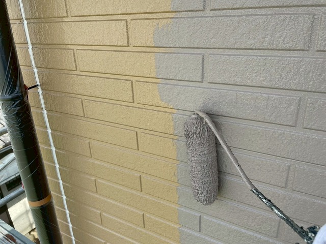 飯田市で塗装後の美しさを長く維持する外壁用無機フッ素塗料を用いた中塗りの施工