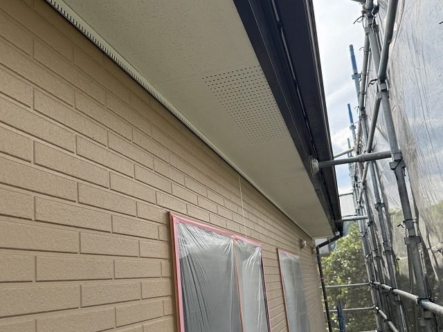 飯田市でカビが生えて外観を損ねていた住宅軒天への防カビ塗料を用いた塗装工程