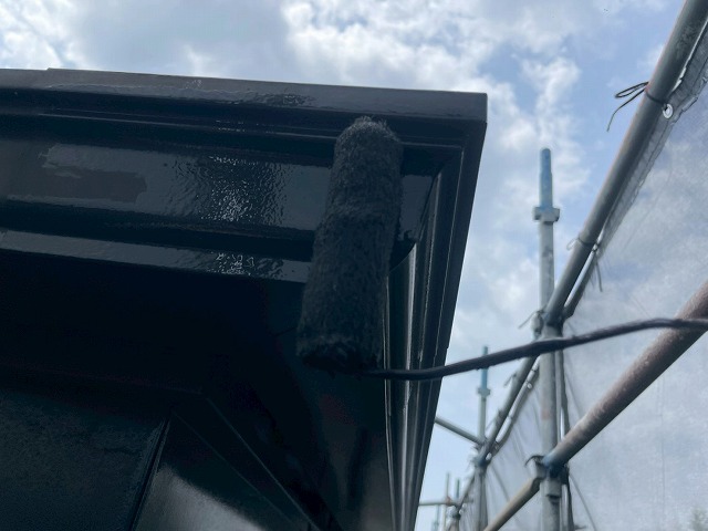 飯田市にて劣化で傷んだ雨樋および鼻隠しへの塗装工程、ケレンと2回の重ね塗り