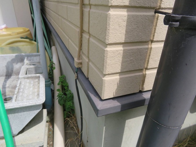 住宅建物塗装工事の基礎水切りの塗装前劣化状況