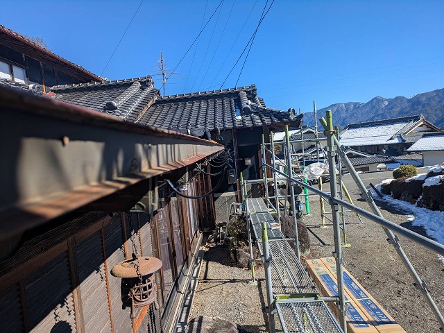 下伊那郡阿南町の雨樋交換、適切な排水を支える軒樋受け金物を化粧垂木へ取り付け