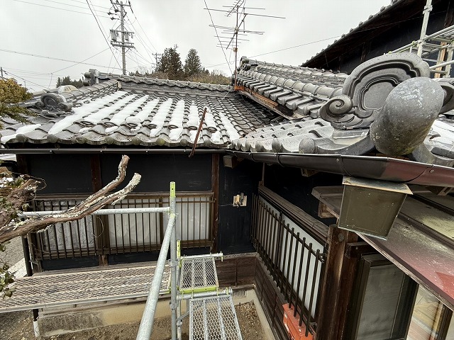 下伊那郡阿南町で変形や破損が生じていた雨樋を交換、衰えた機能を取り戻して完全復活