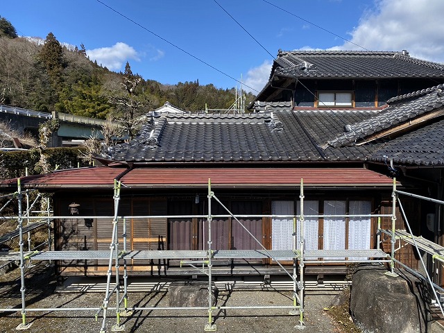 下伊那郡阿南町にて下屋根上への這樋（はいとい）設置でスムーズな排水ルートを確保