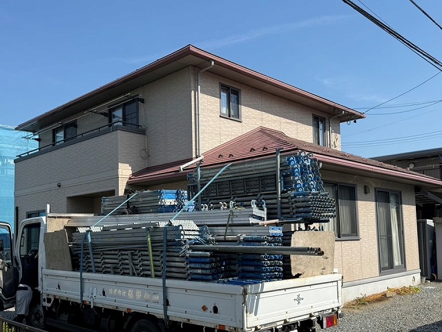 屋根カバー工事の足場設置工程